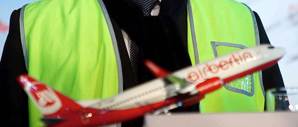 Damit er nicht übersehen wird, trägt Air-Berlin-Chef Mehdorn sicherheitshalber eine Leuchtweste.