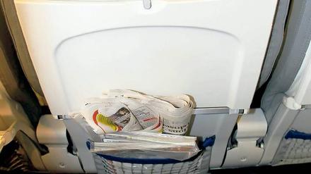 So fängt kein Urlaub gut an... Auf Beinfreiheit muss man im Flugzeug aber längst nicht mehr verzichten...