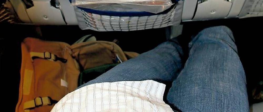 So fängt kein Urlaub gut an... Auf Beinfreiheit muss man im Flugzeug aber längst nicht mehr verzichten...