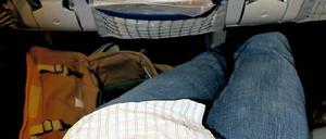 So fängt kein Urlaub gut an... Auf Beinfreiheit muss man im Flugzeug aber längst nicht mehr verzichten...