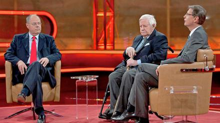 Per Steinbrück und Altkanzler Helmut Schmidt als Talkgäste bei Günther Jauch.