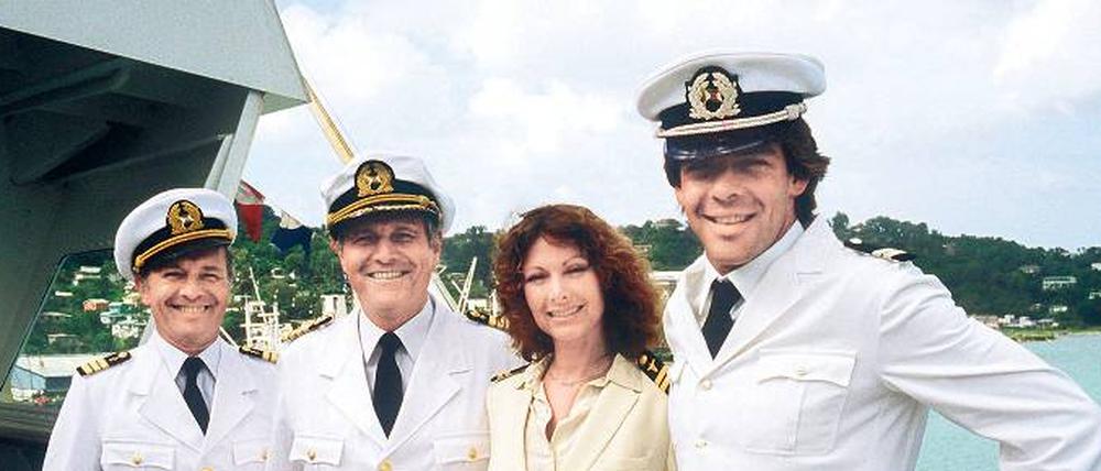 Kurs Quote. „Traumschiff“-Crew von 1983: Horst Naumann (Schiffsarzt), Heinz Weiss (Kapitän), Heide Keller und Sascha Hehn (Stewards)