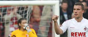 Augsburg-Torwart Simon Jentzsch (l.) hatte zwar noch seine Hand am Ball, konnte das Tor zum 1:0 von Lukas Podolski in der dritten Spielminute jedoch nicht verhindern.