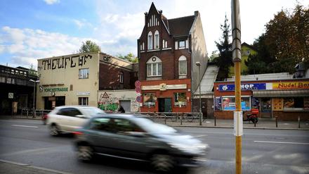 Zwischen-Raum. Im Erdgeschoss des 1905 gebauten Backsteinhauses residiert die Alt-Berliner Kneipe "Zum Umsteiger".