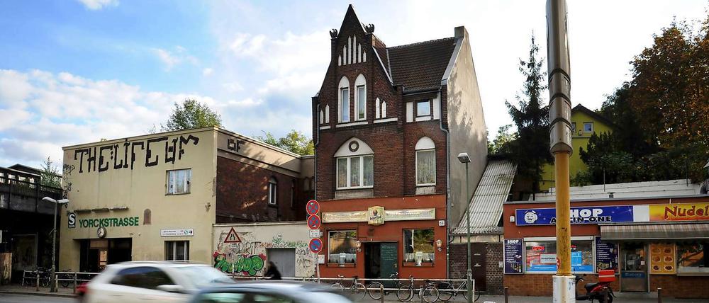 Zwischen-Raum. Im Erdgeschoss des 1905 gebauten Backsteinhauses residiert die Alt-Berliner Kneipe "Zum Umsteiger".