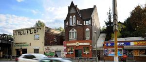 Zwischen-Raum. Im Erdgeschoss des 1905 gebauten Backsteinhauses residiert die Alt-Berliner Kneipe "Zum Umsteiger".