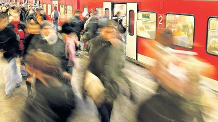 Stoßzeit. Jeden Morgen sind die Bahnhöfe voller Menschen, die zur Arbeit wollen. Tendenz steigend. Foto: p-a/dpa