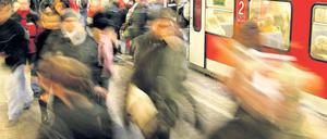 Stoßzeit. Jeden Morgen sind die Bahnhöfe voller Menschen, die zur Arbeit wollen. Tendenz steigend. Foto: p-a/dpa