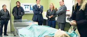 Schauplatz Oberfranken. Die Schauspieler Elmar Wepper, Ronald Zehrfeld, Tim Bergmann, Anja Schiffel, Ulrich Noethen und Silke Bodenbender (v. l.) in Dominik Grafs Film „Das unsichtbare Mädchen“, der in der Region Hof spielt. Foto: Julia von Vietinghoff / ZDF