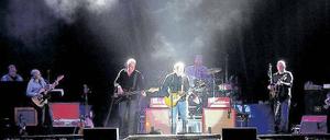 Lichtgestalten, Dunkelmänner. Mark Knopfler und seine Band in Berlin. Dylan lässt sich auf der Bühne nicht fotografieren.
