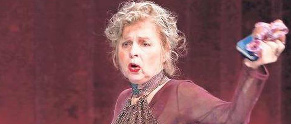 Tanz in den Untergang. Cornelia Froboess als Ljubow Ranjewskaja. Foto: Bresadola/drama