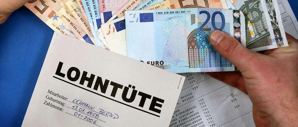 Bundeskanzlerin Merkel und ihre CDU streben nach jahrelanger Ablehnung feste Lohnuntergrenzen von mindestens 6,90 Euro in Deutschland an. Die Partei will aber keinen vom Staat verordneten gesetzlichen Mindestlohn.