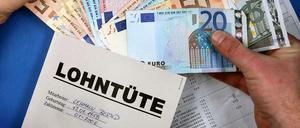 Bundeskanzlerin Merkel und ihre CDU streben nach jahrelanger Ablehnung feste Lohnuntergrenzen von mindestens 6,90 Euro in Deutschland an. Die Partei will aber keinen vom Staat verordneten gesetzlichen Mindestlohn.