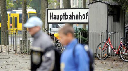 Zwei Kinder gehen an einer Station der FEZ-Parkeisenbahn vorbei.