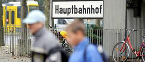 Zwei Kinder gehen an einer Station der FEZ-Parkeisenbahn vorbei.