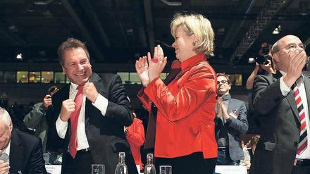 Hurra, wir haben ein Programm! Oskar Lafontaine, Klaus Ernst, Gesine Lötzsch und Gregor Gysi (v.l.). Foto: dapd