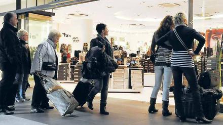 Täglich geöffnet. Schon jetzt kann man am Hauptbahnhof sonntags in vielen Läden einkaufen, wie in diesem Schuhgeschäft. 28 Läden sind aber bislang ausgeschlossen, weil sie keinen Reisebedarfs anbieten. 