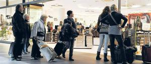 Täglich geöffnet. Schon jetzt kann man am Hauptbahnhof sonntags in vielen Läden einkaufen, wie in diesem Schuhgeschäft. 28 Läden sind aber bislang ausgeschlossen, weil sie keinen Reisebedarfs anbieten. 