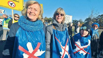 Unermüdlich dagegen. Mehrere tausend Menschen demonstrierten gestern wieder gegen Nachtflüge und einen weiteren Ausbau des Großflughafens BBI zum internationalen Drehkreuz. Protest und kein Ende: Am heutigen Montag soll es in Friedrichshagen mit einer Montagsdemo weitergehen. Foto: dpa / Russew