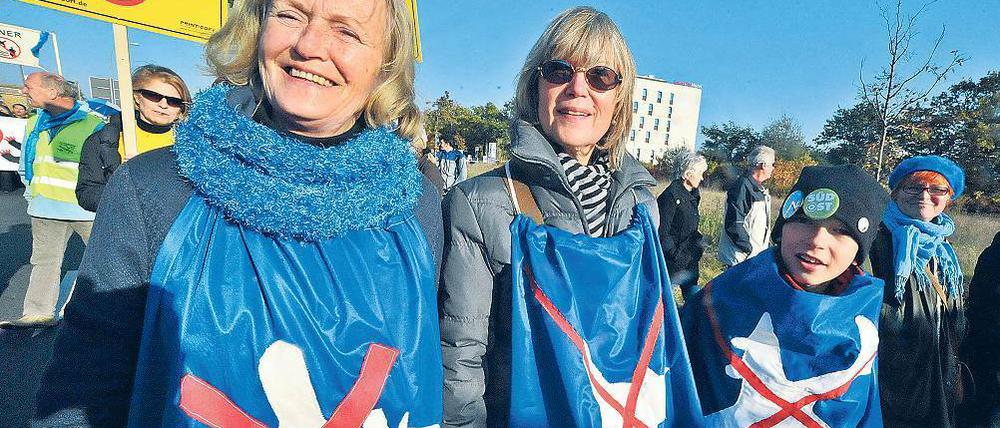 Unermüdlich dagegen. Mehrere tausend Menschen demonstrierten gestern wieder gegen Nachtflüge und einen weiteren Ausbau des Großflughafens BBI zum internationalen Drehkreuz. Protest und kein Ende: Am heutigen Montag soll es in Friedrichshagen mit einer Montagsdemo weitergehen. Foto: dpa / Russew