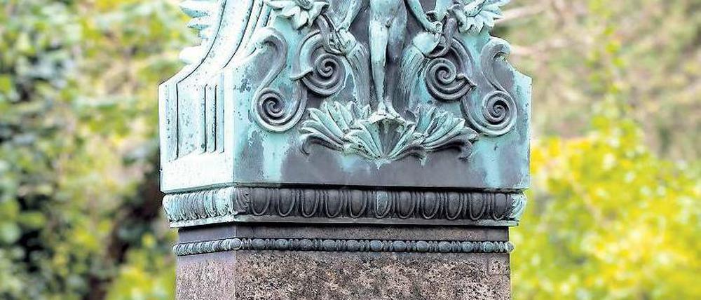 Ehrengrab. Schinkels sanierte Ruhestätte auf dem Dorotheenstädtischen Friedhof wurde am Donnerstag wiedereingeweiht. Foto: dapd