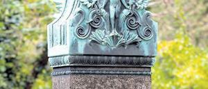 Ehrengrab. Schinkels sanierte Ruhestätte auf dem Dorotheenstädtischen Friedhof wurde am Donnerstag wiedereingeweiht. Foto: dapd