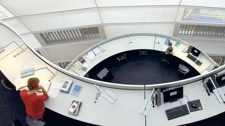 Gedruckt und digital. Die Wissenschaftsorganisationen setzten sich für das Zweitverwertungsrecht der Autoren ein, um online publizieren zu können. Für die Bibliotheken sehen Experten das Berufsbild des „Cybrarian“ voraus. Foto: ddp