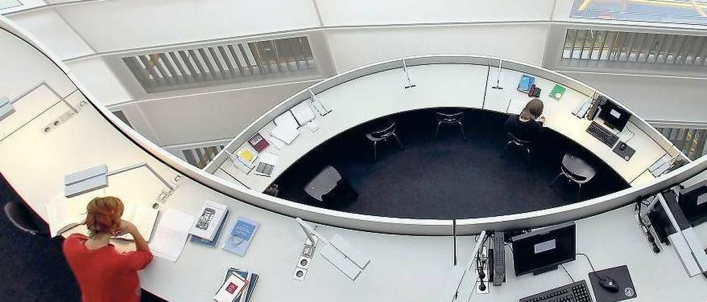Gedruckt und digital. Die Wissenschaftsorganisationen setzten sich für das Zweitverwertungsrecht der Autoren ein, um online publizieren zu können. Für die Bibliotheken sehen Experten das Berufsbild des „Cybrarian“ voraus. Foto: ddp