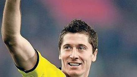 Nach oben. Robert Lewandowski schießt Dortmund ins Glück. Foto: AFP