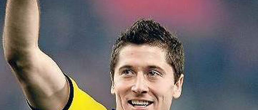 Nach oben. Robert Lewandowski schießt Dortmund ins Glück. Foto: AFP