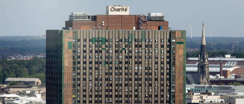 Das Betten-Hochhaus der Charite in Berlin. Mit Hilfe des Bundes soll das Universitätsklinikum zu ihrem früheren Weltruhm zurückfinden.
