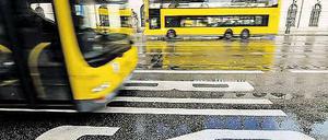 Der langsame Gelbe. Busse und Bahnen sollen zügig durch die Stadt rollen. Das lässt sich der Senat 55 Millionen Euro kosten. Doch in den letzten Jahren nahm das Tempo nur um 0,03 Stundenkilometer zu, beklagt der Bund der Steuerzahler.