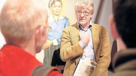 Reif fürs Museum. Journalist und Tagesspiegel-Kolumnist Marcel Reif leitete beim Publikumstag eine Führung über den Zusammenhang von Religion und Sport in der jüdischen Jugendarbeit der 20er Jahre. Auch andere Prominente sprachen über verschiedene Themen. Fotos: dapd