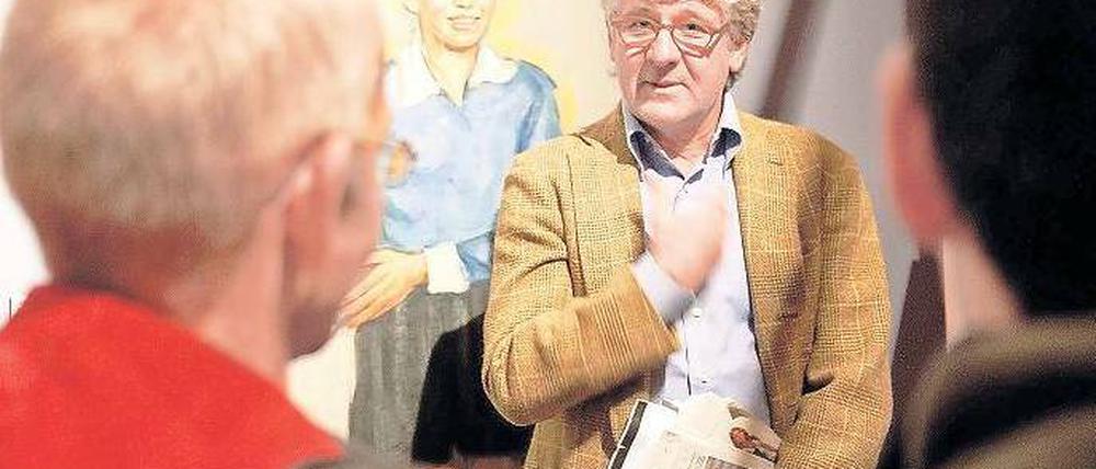 Reif fürs Museum. Journalist und Tagesspiegel-Kolumnist Marcel Reif leitete beim Publikumstag eine Führung über den Zusammenhang von Religion und Sport in der jüdischen Jugendarbeit der 20er Jahre. Auch andere Prominente sprachen über verschiedene Themen. Fotos: dapd