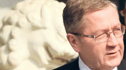 Auf Akquise in Fernost. EFSF-Chef Klaus Regling ist optimistisch, dass China weitere Anleihen von EU-Schuldenstaaten kauft. Foto: AFP