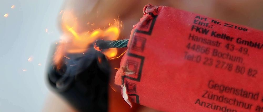 Spielende Kinder erschrak ein Berliner mit einem Böllerwurf. Nun muss er in Haft.