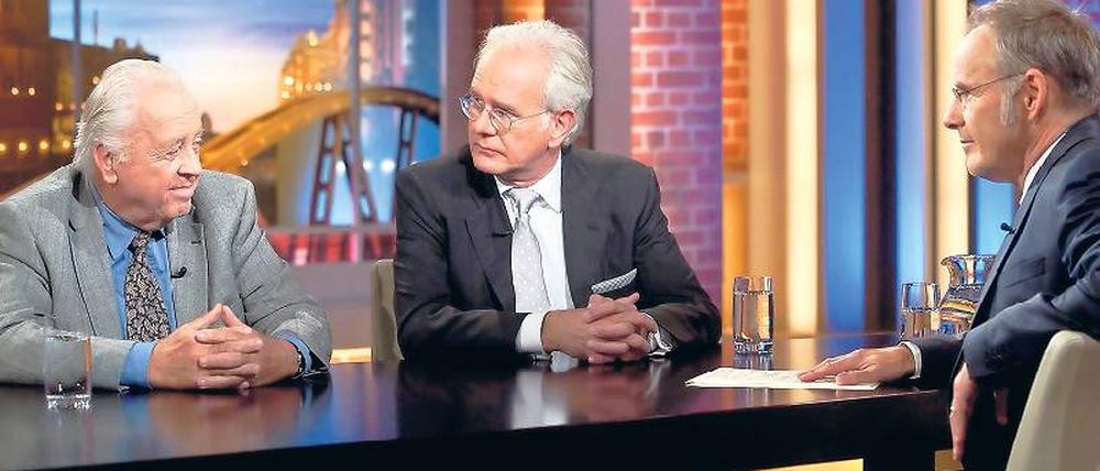 Auf Tauchfahrt. Reinhold Beckmann (rechts) holte mit Wolfgang Rademann (links) und Harald Schmidt nur 860 000 Zuschauern. Das ist der schwächste Zuspruch für die Talkshow seit Jahren. Foto: ARD