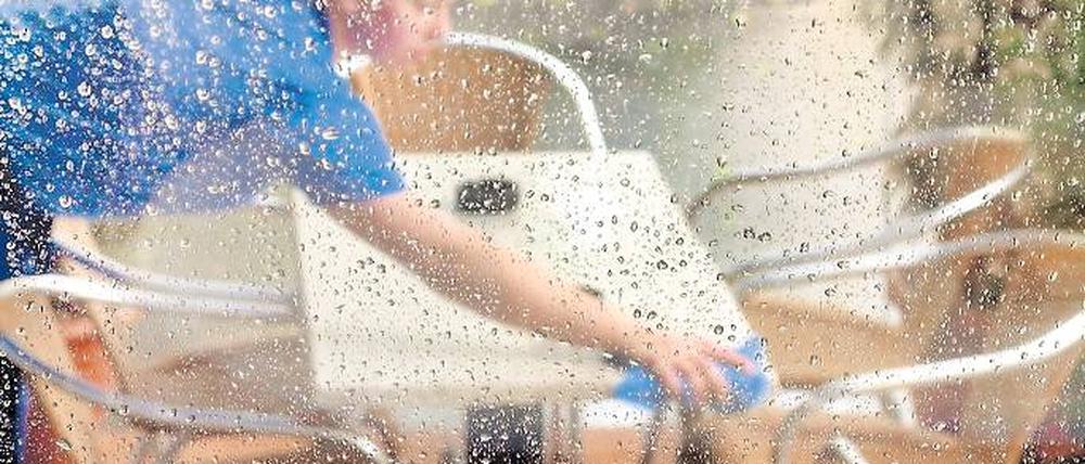 Wunsch und Wirklichkeit. Frauen studieren eher geisteswissenschaftliche Fächer, die nicht direkt auf Stellenprofile abzielen. An der Uni werden sie so oft nicht genügend auf das Berufsleben vorbereitet. So kann es sein, dass sie nicht in ihrem Traumjob landen, sondern auf einer befristeten Projektstelle oder im Café als Kellnerin. Foto: dpa