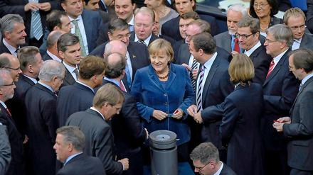 Bundeskanzlerin Angela Merkel nimmt am Mittwoch in Berlin im Bundestag an der Abstimmung über eine Stärkung des Euro-Rettungsschirms EFSF teil.