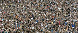 "Sieben Milliarden Menschen mit sieben Milliarden Chancen". Das Bild zeigt eine Massenkundgebung in Sao Paolo.