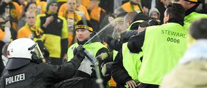 Vor, während und nach dem DFB-Pokalspiel zwischen Borussia Dortmund und Dynamo Dresden kam es zu Ausschreitungen.