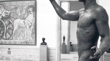 Genehme Kunst. Blick in die „Große Deutsche Kunstausstellung“ 1937 in München mit der „Sieger“-Skulptur von Ottmar Obermeier.