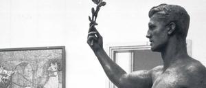 Genehme Kunst. Blick in die „Große Deutsche Kunstausstellung“ 1937 in München mit der „Sieger“-Skulptur von Ottmar Obermeier.