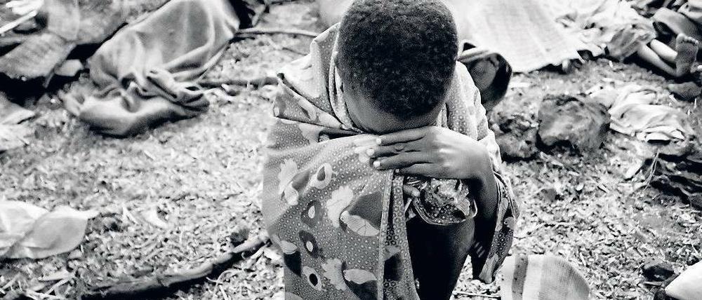 Die Ruhe nach dem Massaker. Ein Mädchen nach dem Völkermord in Ruanda 1994. Foto: Jan Grarup/NOOR/laif