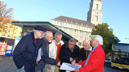 Sechs für Friedenau. Sie haben sich im Rahmen ihrer Initiative für den Breslauer Platz etwas einfallen lassen: Denkmalpfleger Peter Limburg, Künstler UweElfert, Philosoph Ottmar Fischer, Anwohner Gregor Mann, Ewald Mahr und Architekt Joachim Glässel (von links).