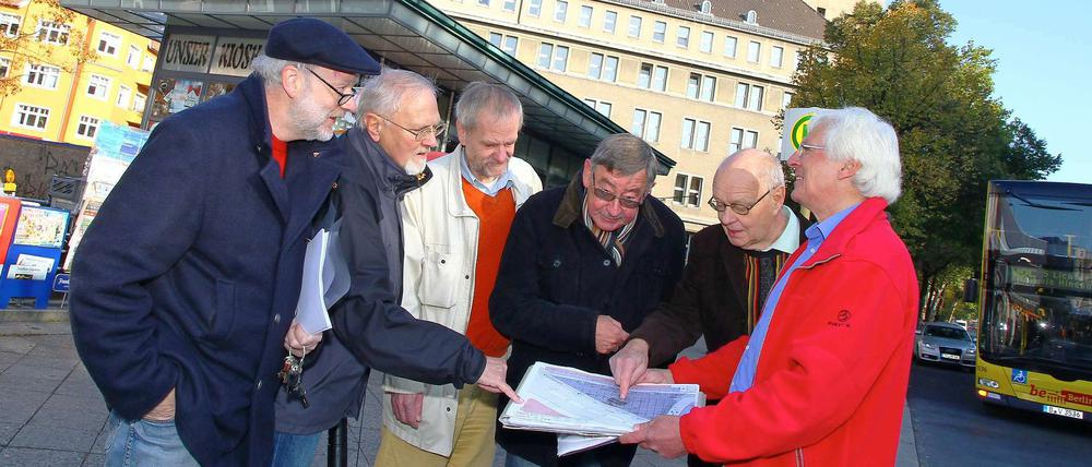 Sechs für Friedenau. Sie haben sich im Rahmen ihrer Initiative für den Breslauer Platz etwas einfallen lassen: Denkmalpfleger Peter Limburg, Künstler UweElfert, Philosoph Ottmar Fischer, Anwohner Gregor Mann, Ewald Mahr und Architekt Joachim Glässel (von links). 