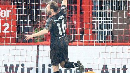 Die Entscheidung. Markus Thorandt von St. Pauli überwindet Unions Torhüter Jan Glinker zum 2:0. Foto: dpa