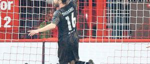 Die Entscheidung. Markus Thorandt von St. Pauli überwindet Unions Torhüter Jan Glinker zum 2:0. Foto: dpa