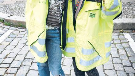 HOCH DIE KELLEN. Nathalie Behrendt und Melanie Eberlein, 11, sind Schülerlotsen der Carl-Humann-Schule in Prenzlauer Berg. Foto: Kitty Kleist-Heinrich