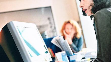 Mehr als nur Vokabelpauken. Wer für den Job eine Fremdsprache lernt, kann diese meist sofort anwenden – etwa im Kontakt mit ausländischen Geschäftspartnern. Foto: dpa/tmn